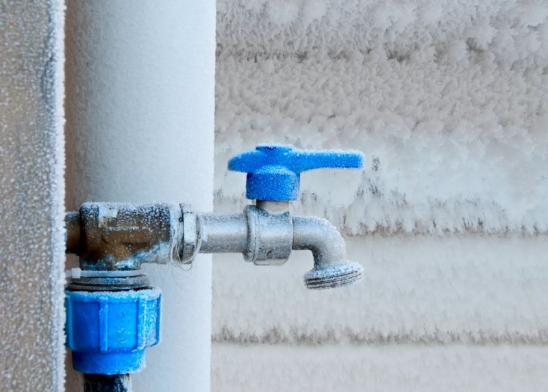 Водопроводный кран покрылся инеем